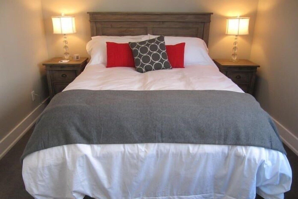 Escarpment Suite, 1 King Bed, Fireplace | Premium bedding, free WiFi