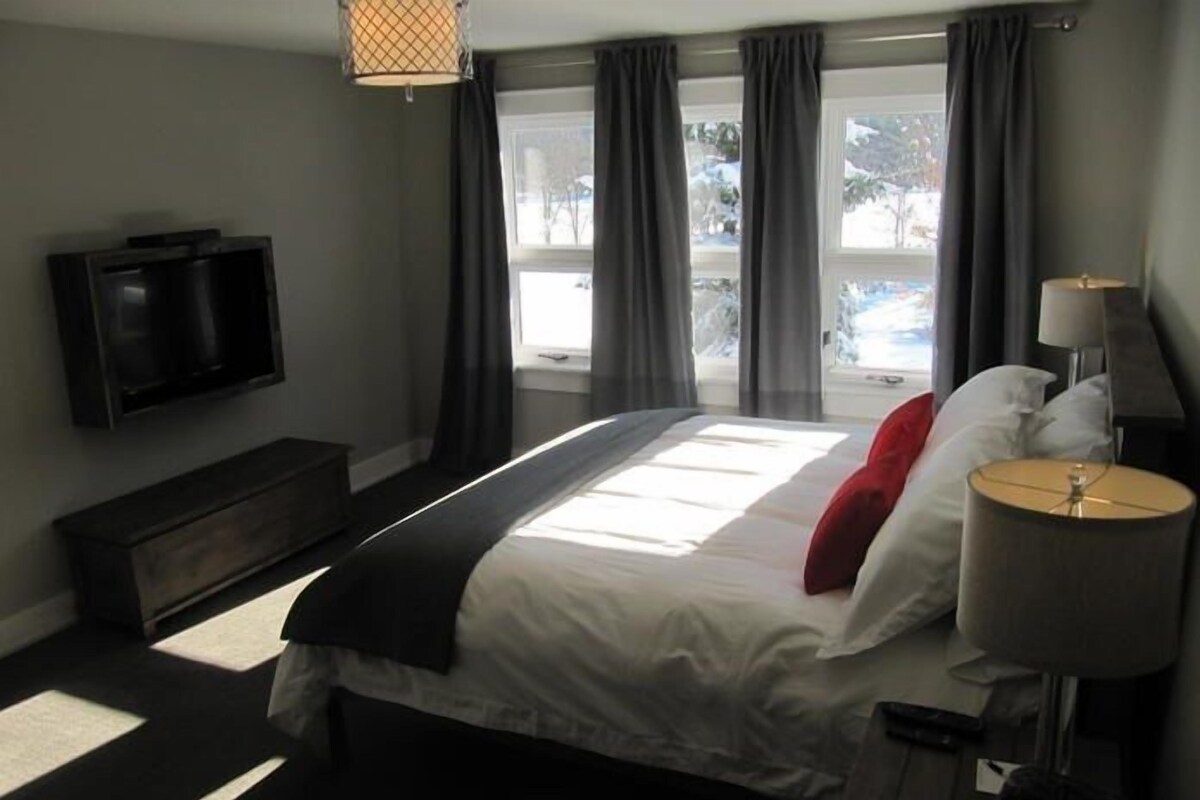 Forest Suite, 1 Queen Bed, Fireplace | Premium bedding, free WiFi