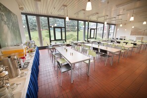 بوفيه فطور مجانًا يوميًا