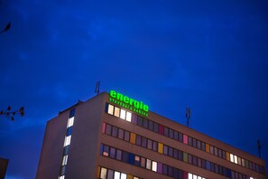 واجهة المنشأة - في المساء/الليل