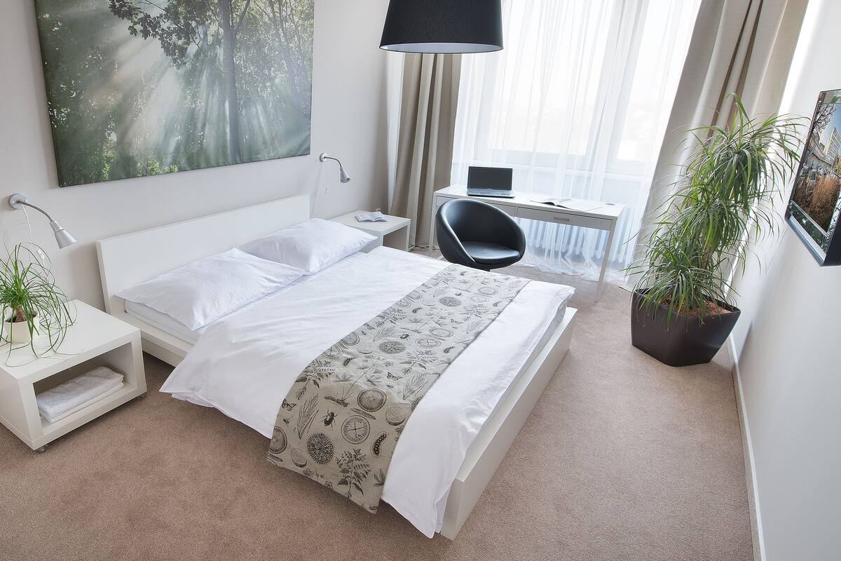 Hypo-allergenic bedding available, in-room safe, desk, cribs (free)