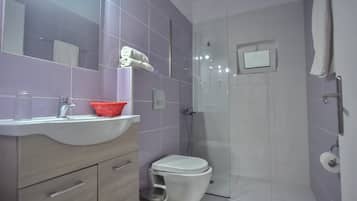 Articles de toilette gratuits, sĂšche-cheveux, serviettes fournies