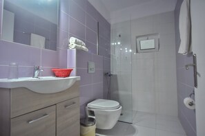 Articles de toilette gratuits, sèche-cheveux, serviettes fournies