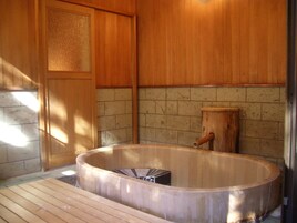 トラディショナル ヴィラ 禁煙 | バスルーム | 個別の浴槽とシャワー、バスアメニティ (無料)、ヘアドライヤー、スリッパ