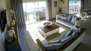 Maison, vue mer (Sleeps 12) | Salle de séjour | Télévision