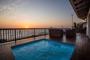 室外游泳池，池畔遮阳伞