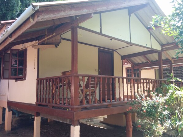 A two-story building with a balcony and a wooden staircase. - Paradise Garden Resort (Ko Pha-ngan)
