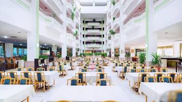 Breakfast, lunch, dinner served; al fresco dining