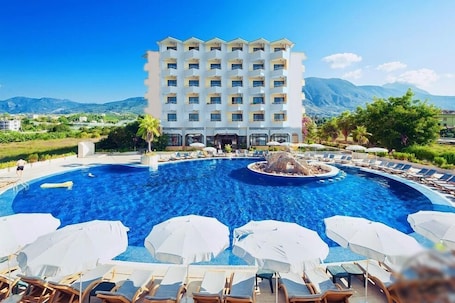 Outdoor pool. Sunshine Hotel