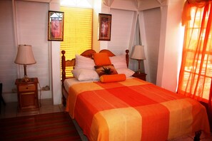 エクスクルーシブ スイート バルコニー | 客室ごとに異なる装飾、客室ごとに異なるインテリア、デスク、アイロン / アイロン台