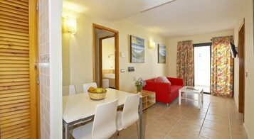 Caja de seguridad en la habitación, escritorio y cortinas blackout 