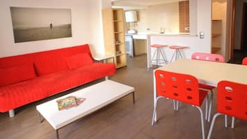 1 quarto, cofres nos quartos, escrivaninha, cortinas blackout