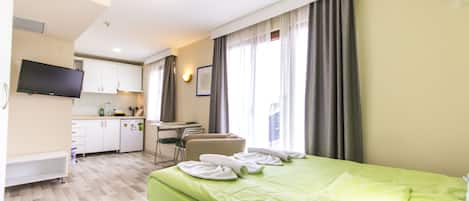 Studio | Coffre-fort, ameublement unique, bureau, rideaux dâobscurcissement