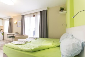 Studio | Zimmersafe, individuell eingerichtet, Schreibtisch