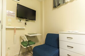 A room with a bed, a TV mounted on the wall, a desk with a chair, and a dresser. - Siper Apartments (Istanbul)