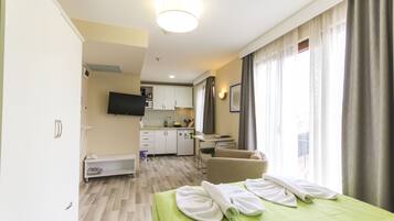 Studio | In-room safe, individually furnished, desk, blackout drapes