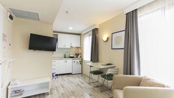 Studio | In-room safe, individually furnished, desk, blackout drapes