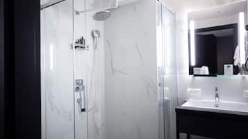 Comfort-Doppelzimmer Aussicht | Bathroom | Free toiletries, hair dryer, towels