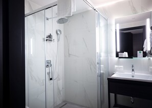 Comfort-Doppelzimmer Aussicht | Baño | Artículos de higiene personal gratuitos, secador de pelo y toallas