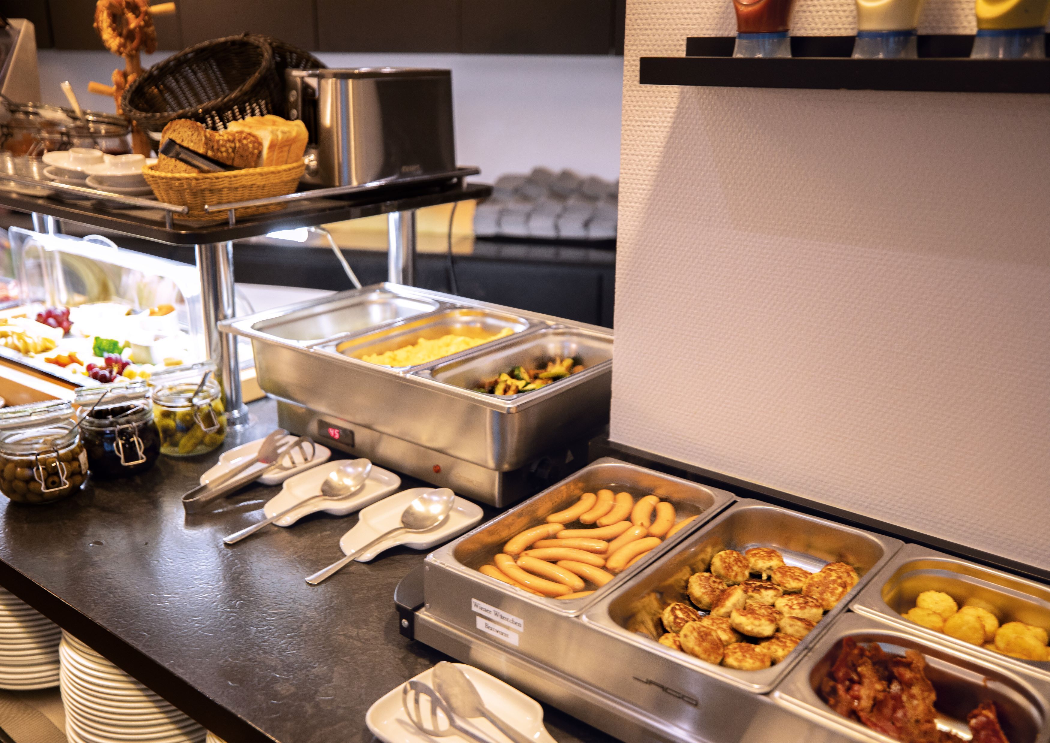 بوفيه فطور يوميًا بتكلفة قدرها (20 EUR للشخص)