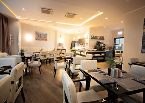 Daily buffet breakfast (EUR 20 per person) - Skyline Hotel (Frankfurt)