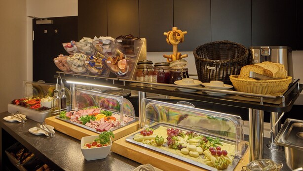 Un bufé con diversos alimentos y utensilios.