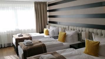 Chambre Triple | Minibar, coffres-forts dans les chambres, bureau, rideaux occultants