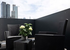 Minibar, odada kasa, masa, güneşlik/perde 