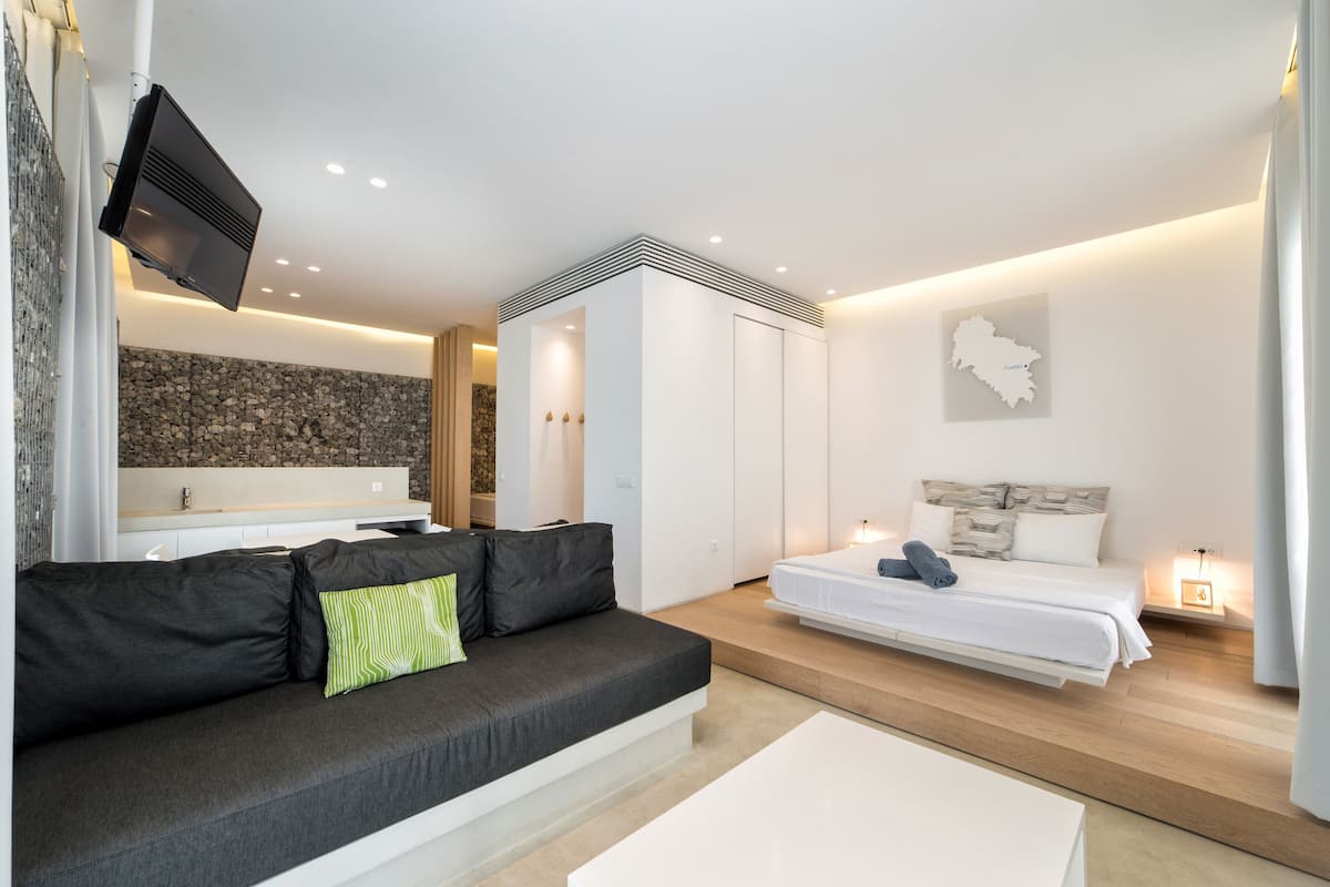Family Room, Garden View | 1 bedroom, premium bedding, minibar, in-room safe