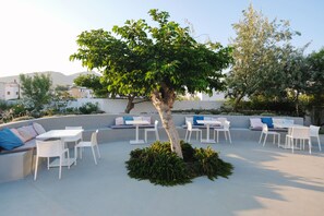 Petit déjeuner, déjeuner et dîner servis sur place, vue sur la plage