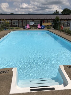 Kauden mukainen ulkouima-allas