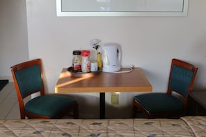 Kamar, 2 Tempat Tidur Queen | Kopi dan/atau alat penyeduh kopi