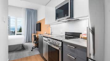 Studio có thiết kế đặc trưng | Bếp nhỏ riêng | Lò vi sóng, lò nướng, bếp nấu, máy rửa bát