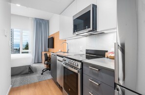 Signature Studio | Private kitchenette | Microwave, oven, stovetop, dishwasher - Gage Suites at UBC (Vancouver)