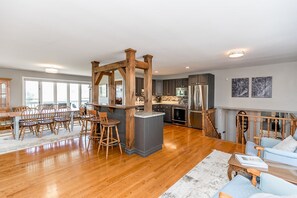 Een microgolfoven, een kookplaat, een koffiezetapparaat/waterkoker