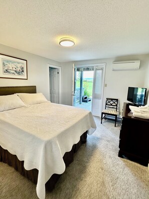 Signature House, 1 Queen Bed, Ensuite, Mountain View | Egyptian cotton sheets, premium bedding, down comforters
