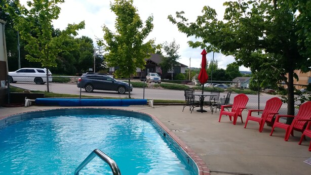 Seasonal outdoor pool - Bell's Motor Lodge Motel (Spearfish)