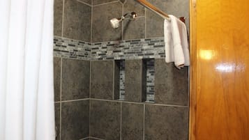 Standard-Doppel- oder -Zweibettzimmer | Badezimmer | Kostenlose Toilettenartikel, Handtücher