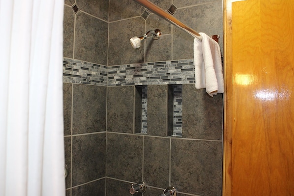 Chambre Standard double ou avec lits jumeaux | Salle de bain | Articles de toilette (gratuits), serviettes fournies