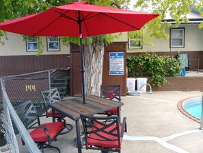 Terrace/patio - Bell's Motor Lodge Motel (Spearfish)