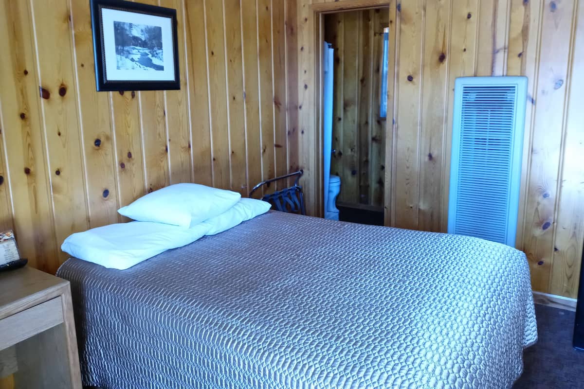 Economy Room | WiFi (free), individually decorated, individually furnished