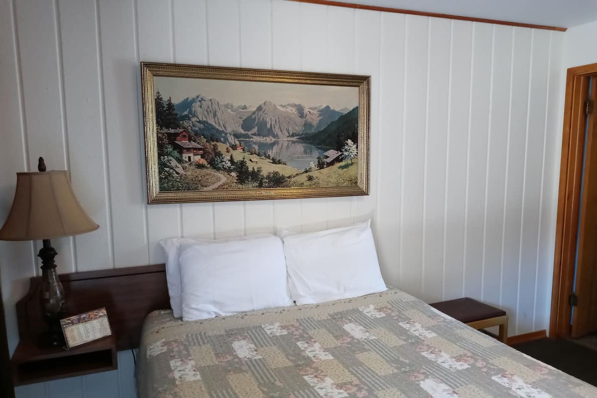 Classic Room | WiFi (free), individually decorated, individually furnished