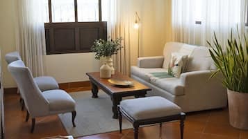 Executive Suite, 2 Bedrooms, Kitchenette | Television