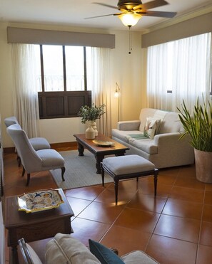 Executive suite, 2 slaapkamers, kitchenette | Televisie