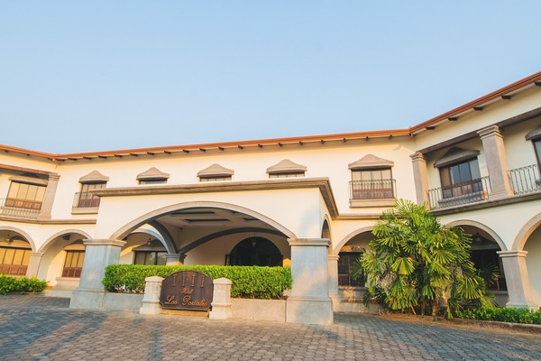 Vista frontal de la propiedad