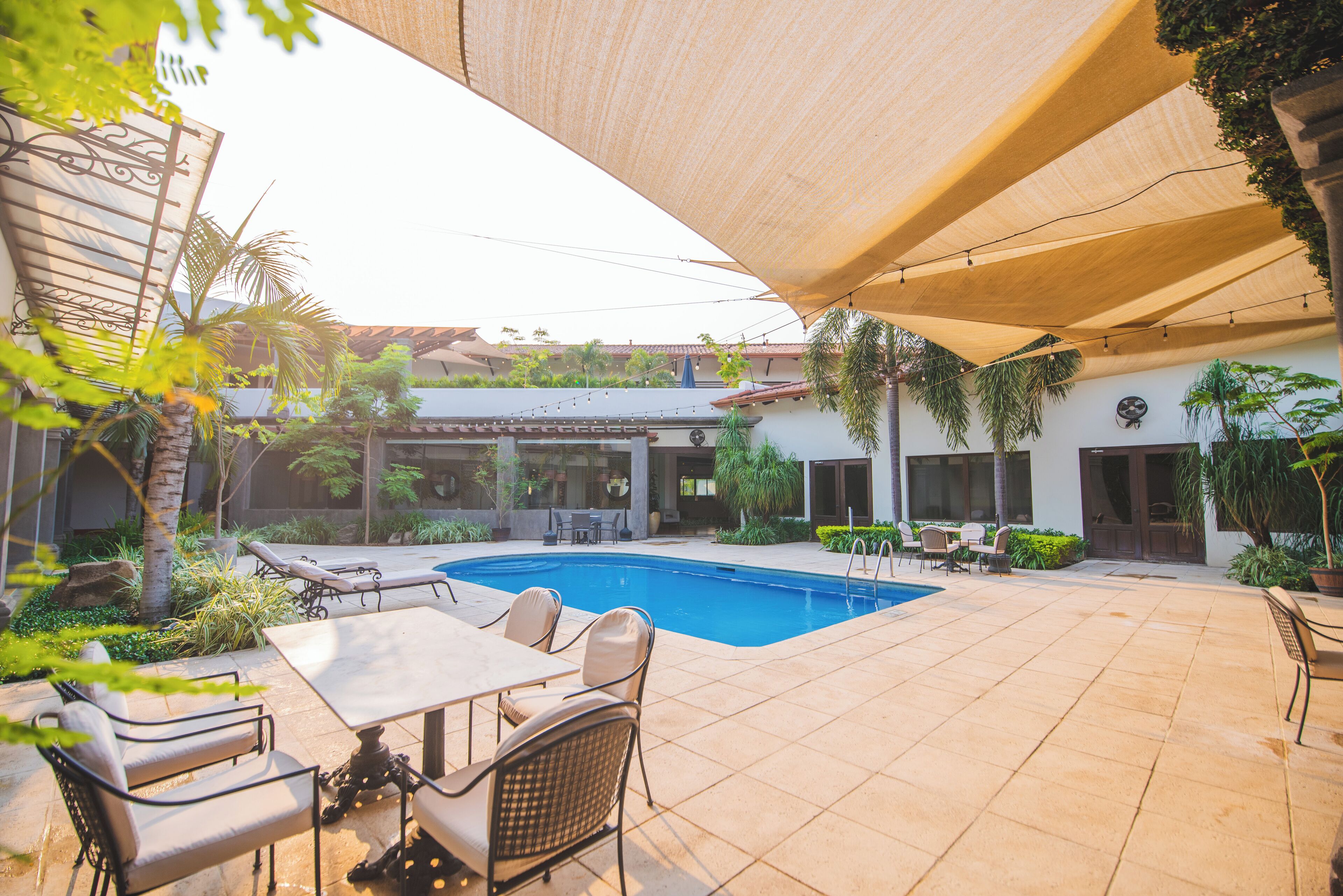 Piscina externa, espreguiçadeiras