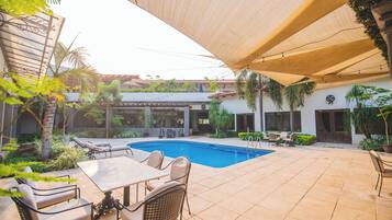 Piscina externa, espreguiçadeiras