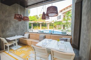 Déjeuner et dîner servis sur place, spécialités Cuisine française