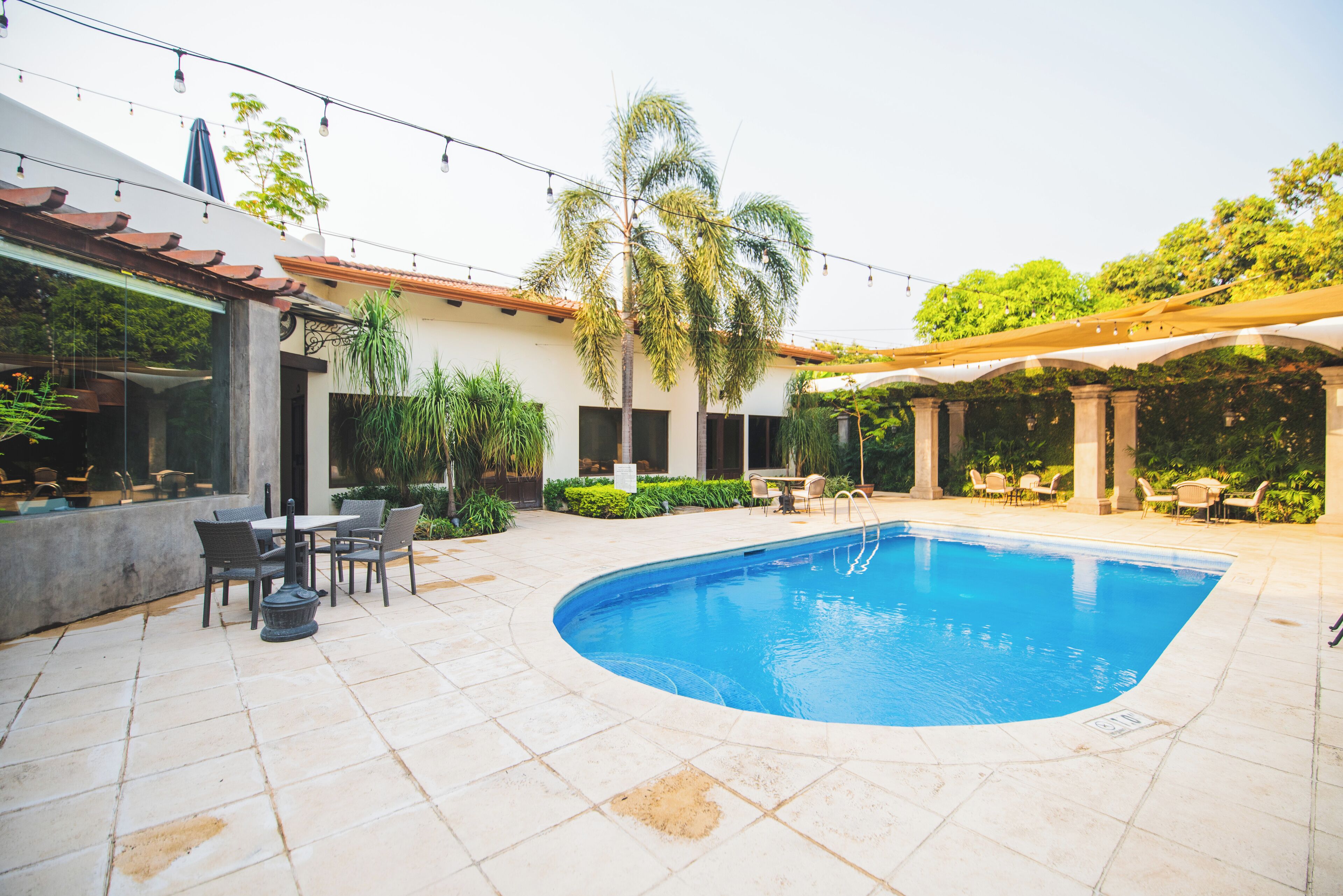 屋外プール、サンラウンジャー