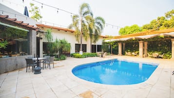 Piscine extérieure, chaises longues